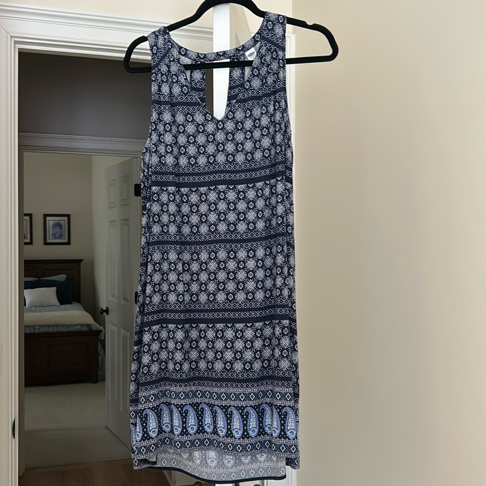 Old Navy sundress, size M, blue geometric pattern, keyhole opening in back